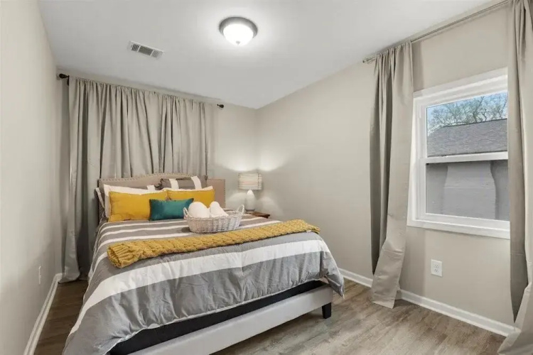 1087 Windsor