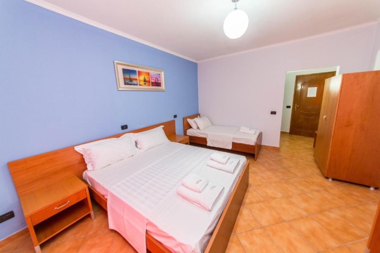 Standard Triple room