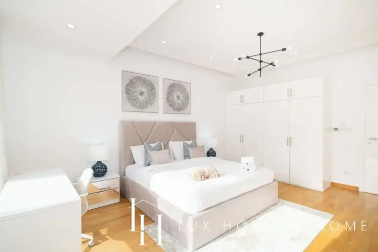 LUX The Meadows 5 Bed Villa