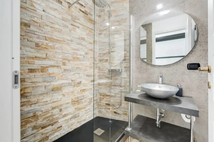 Large & Stylish 3 bed Flat in Excellent Location