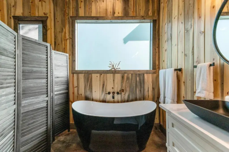 Vacana Blackwater Waterfront Couples Cabin, HotTub, FirePit, Pet Friendly