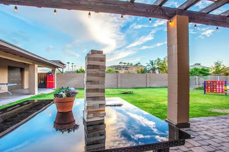 Group Getaway w/ Pool & Putting Green in Glendale