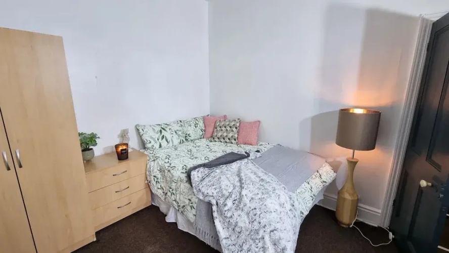 Spacious 4-bed House Great Location Coventry