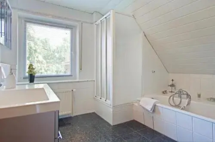 1 Private Single, 1 Twin Room. 3 Persons (4203)