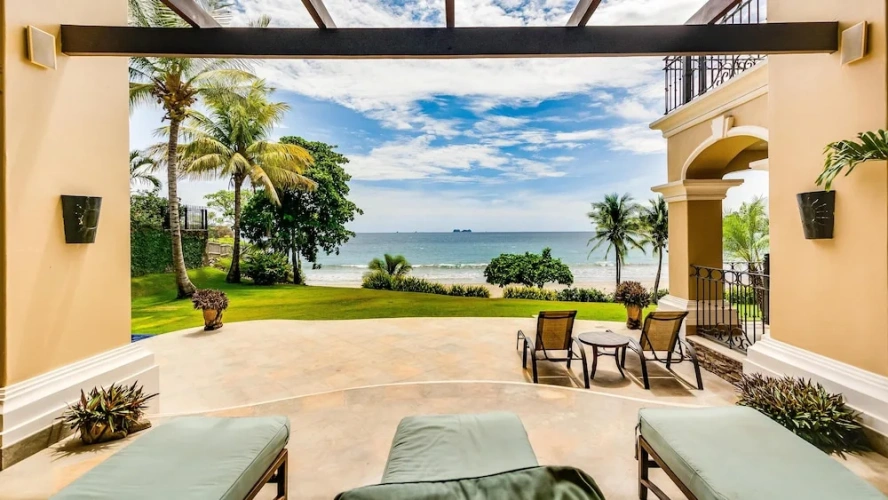 5 Bedrooms Cottage beachfront