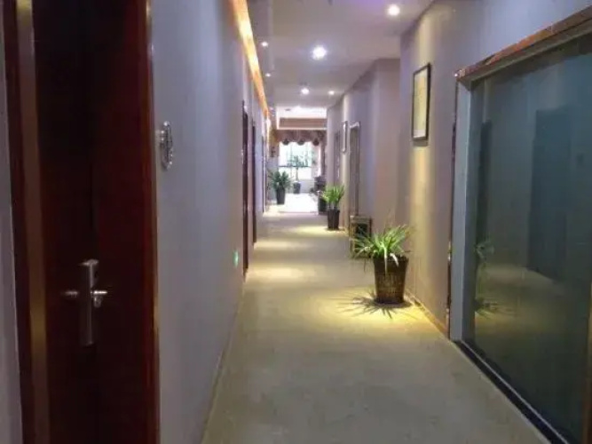 Fenghuang Huating Hostel