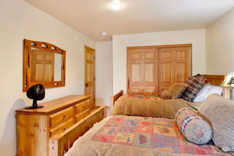 2046-menlo Manor 4 Bedroom Home by Redawning