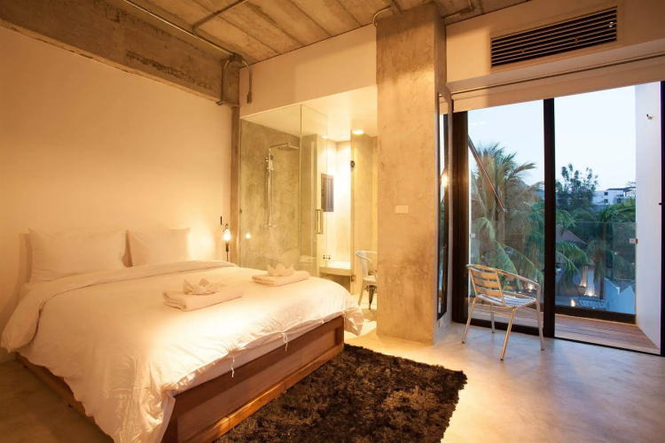 ELLA Bar, Bistro & Bed
