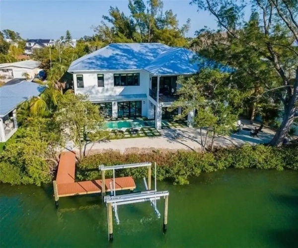 4 Bedrooms Cottage with balcony
