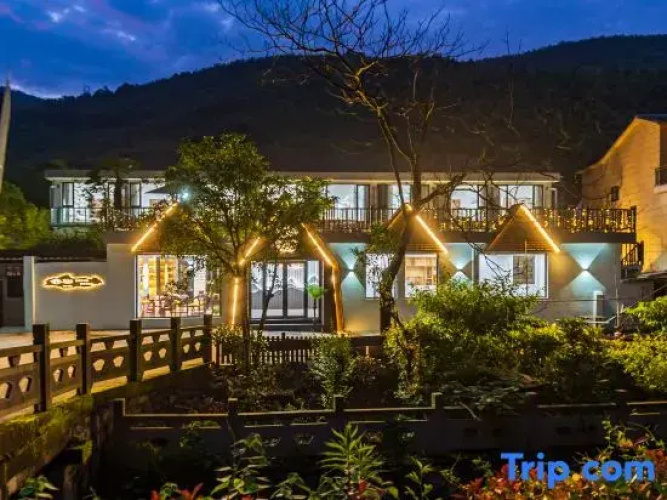 Jiulong Lake Youjianshan B&B