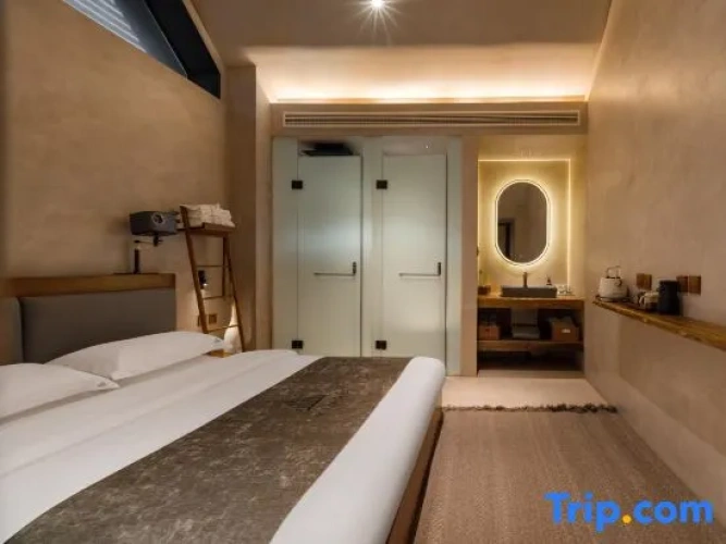 Standard room with courtyard view