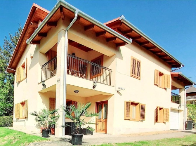 Apartment with garden view