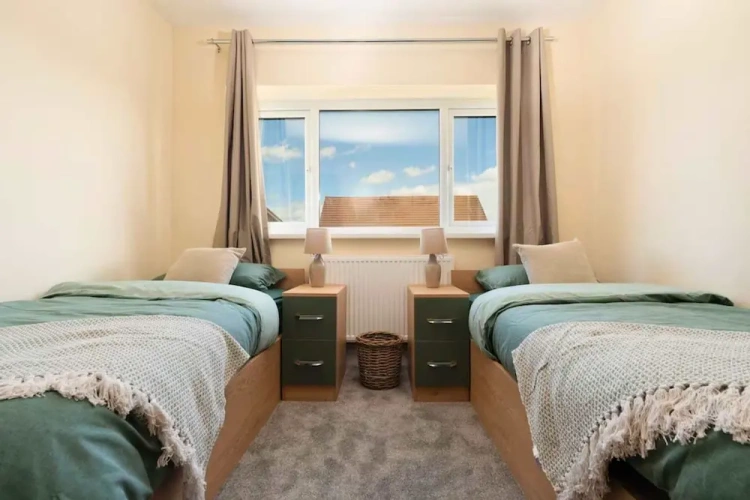 Modern 3BR Manchester Stay With Parking Wifi