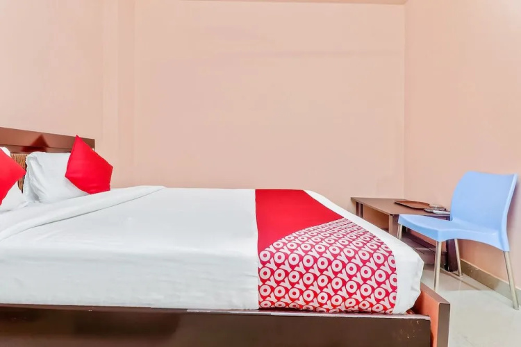 OYO 17177 Ams Hotel