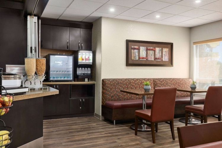 Super 8 by Wyndham Calgary Shawnessy Area photo 22