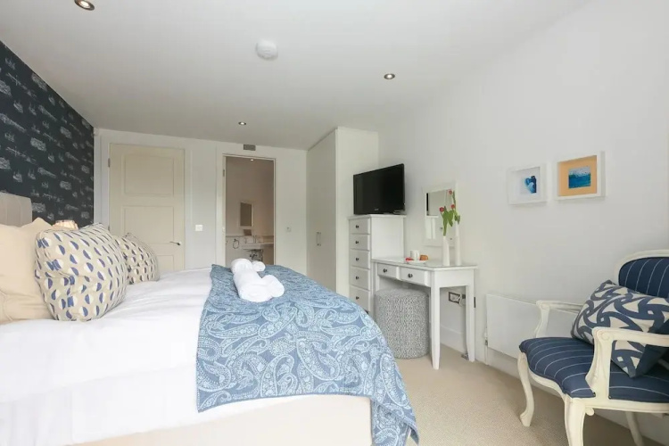 Peninsula Apartment 2