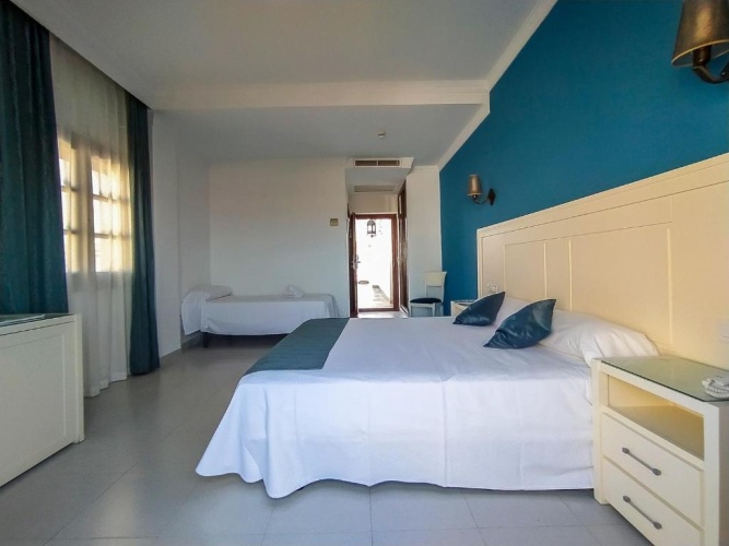 Standard Triple room with sea view
