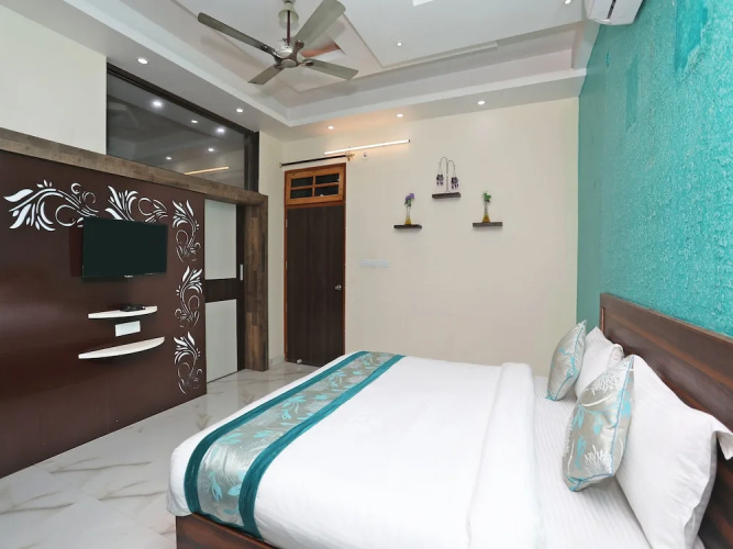 OYO 9967 Hotel Surya