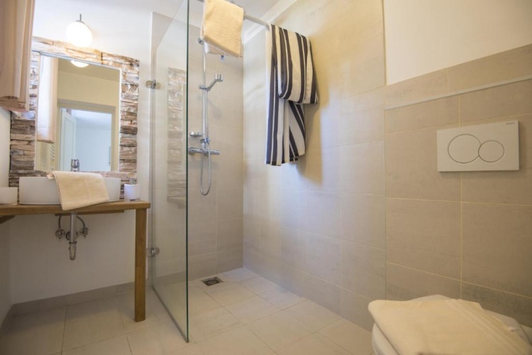 4 Bedrooms Sextuple Apartment