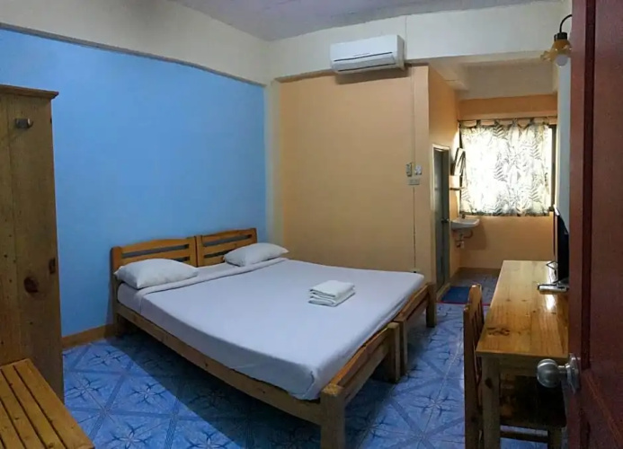 Apinya Court