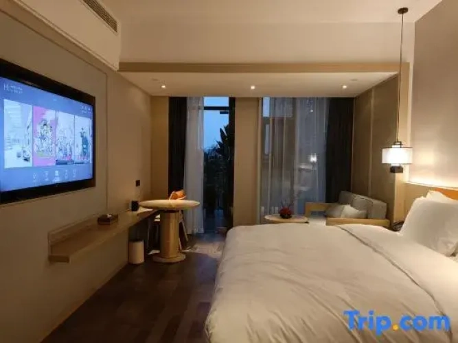 Suite with courtyard view