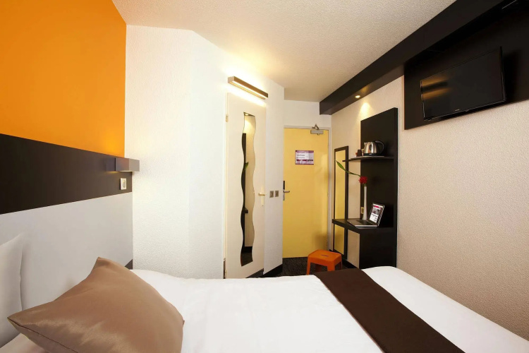 Hotel Cerise Lens