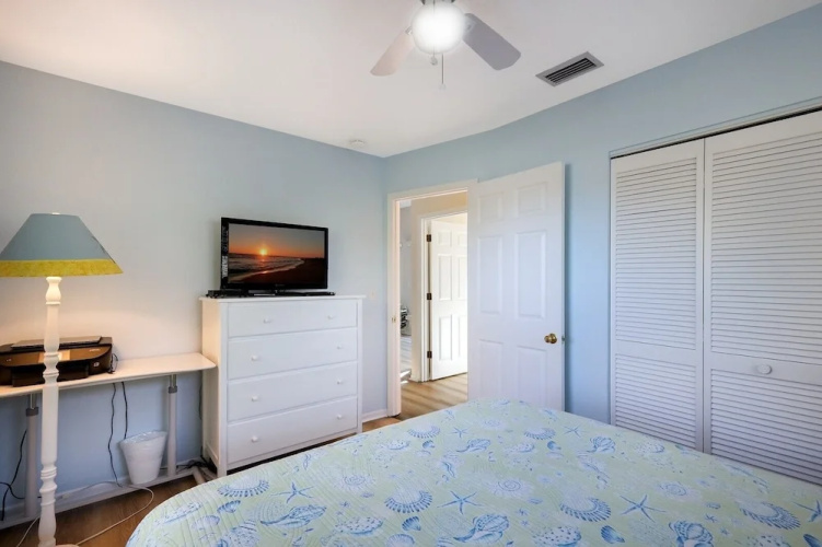 Holly Hideaway 2 Bedroom Home by RedAwning