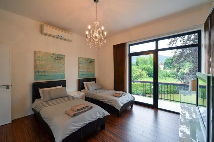 Nia Villa