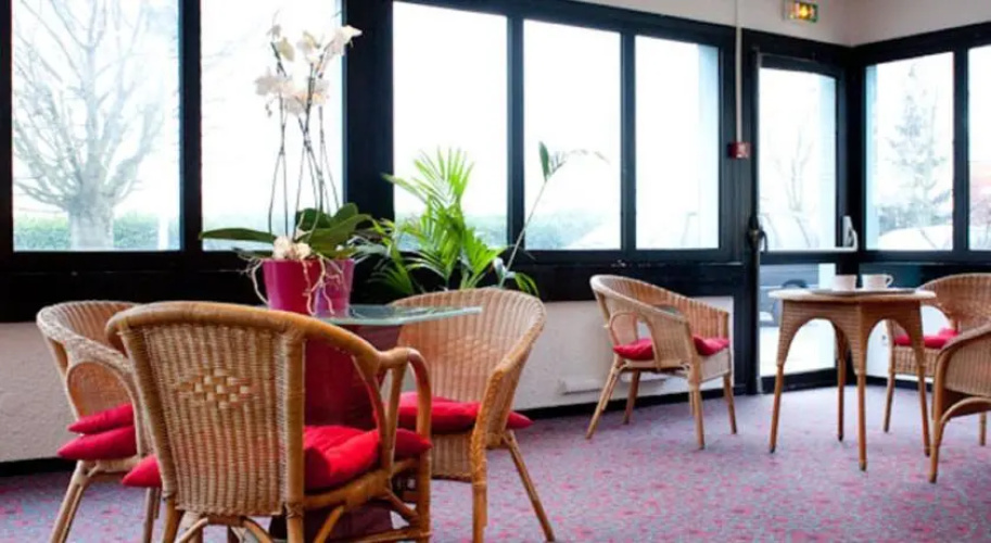 Egg Hotel Gonesse