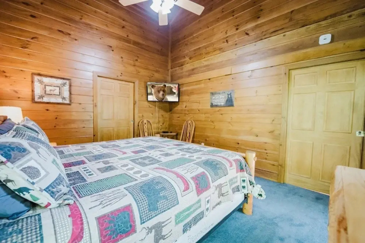 Absolute Bearadise 3 Bedroom Cabin by RedAwning
