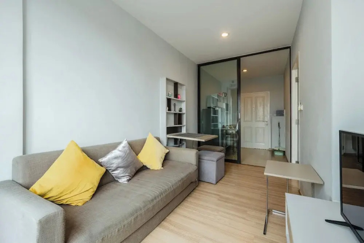 Chic Condo Near Shops & Nightlife C203