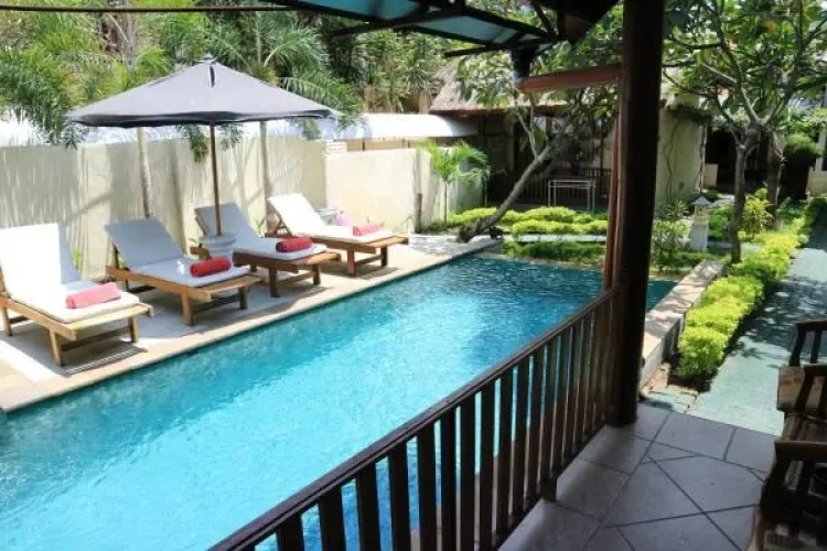 Bungalow with pool view