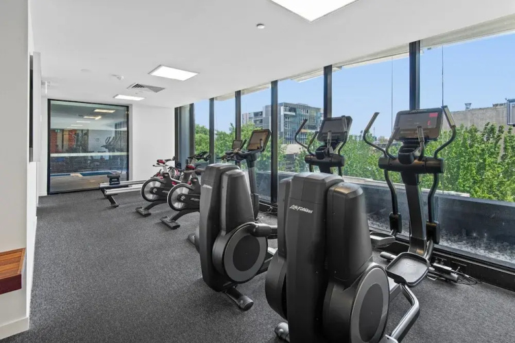 Chic 1-bed With Balcony Views and Amenities