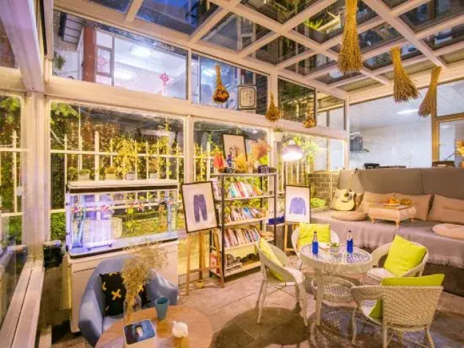 Seven Seconds Time Capsule Youth Hostel