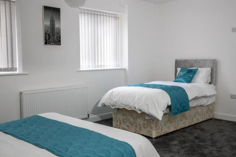 Fantastic Large House with Private Parking