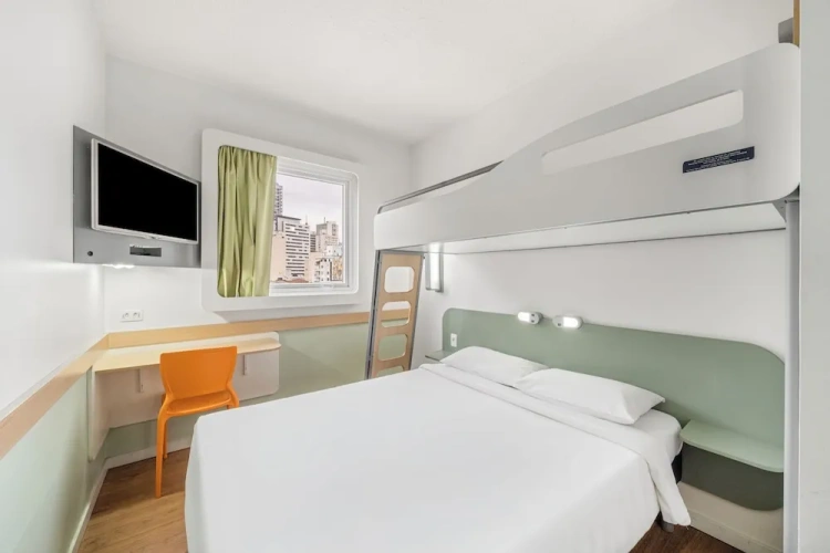 Standard Triple room with city view
