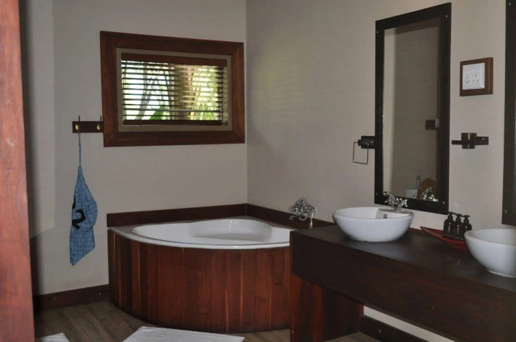 Hakusembe River Lodge