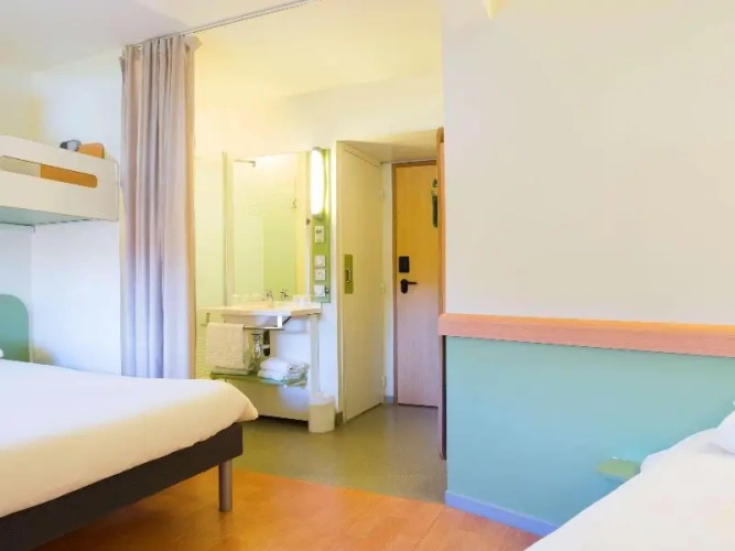 Standard Quadruple Family Suite