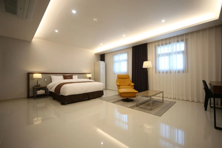 Hotel J's