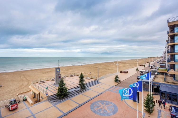 Modern, Luxurious Corner Flat on the Seafront
