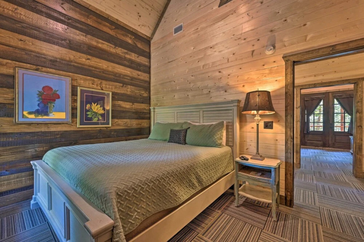 Hot Tub & Fire Pit: Broken Bow Retreat!