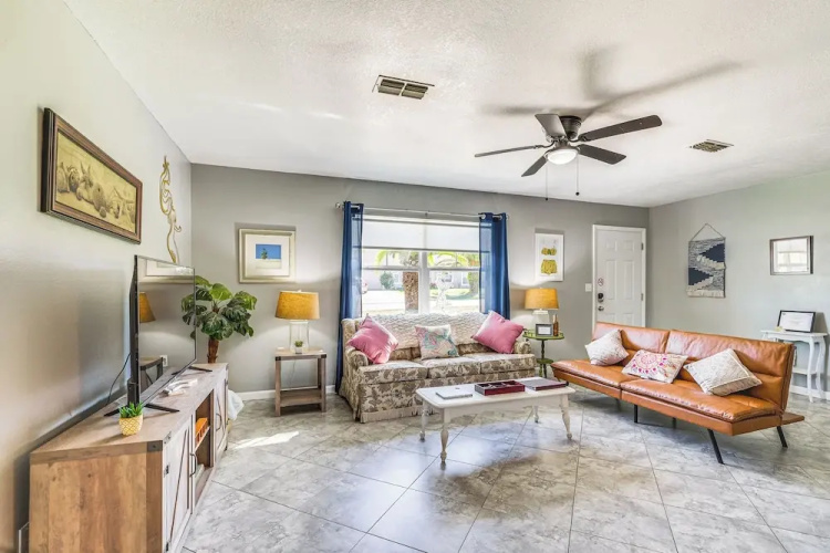 Spring Hill Home - 3 Mi to Weeki Wachee Springs!