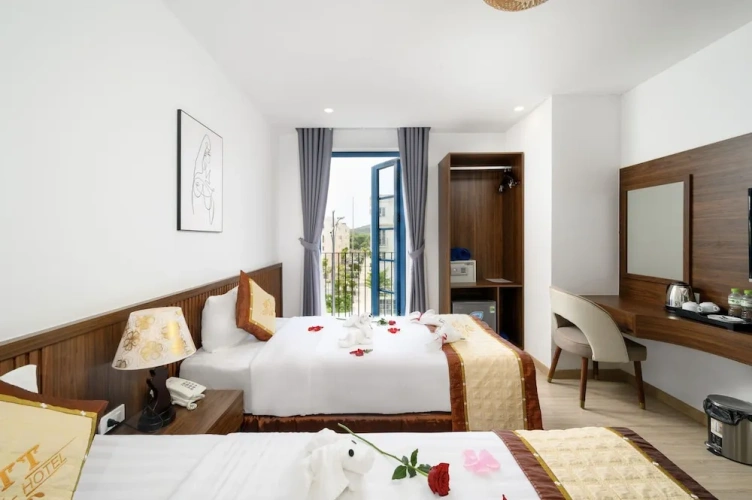 Deluxe Twin room with city view