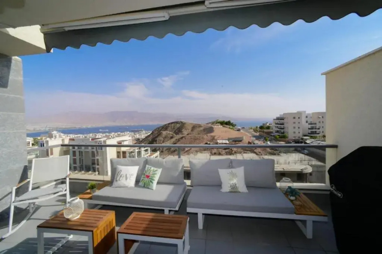 Gorgeous - Red rock and Sea view.