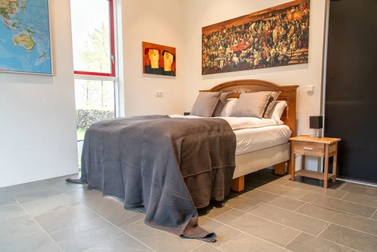 6 Bedrooms Villa