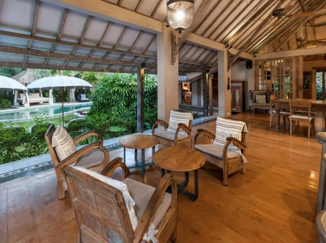 5 Bedrooms Villa