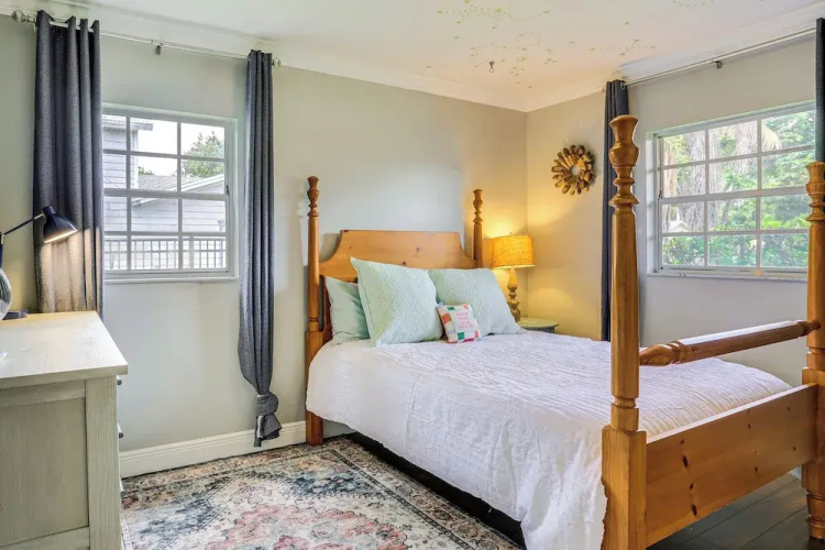 Naples Home Near 5th Ave South, Beaches & Zoo