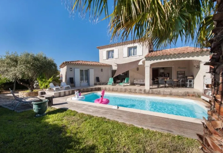3 Bedrooms Villa