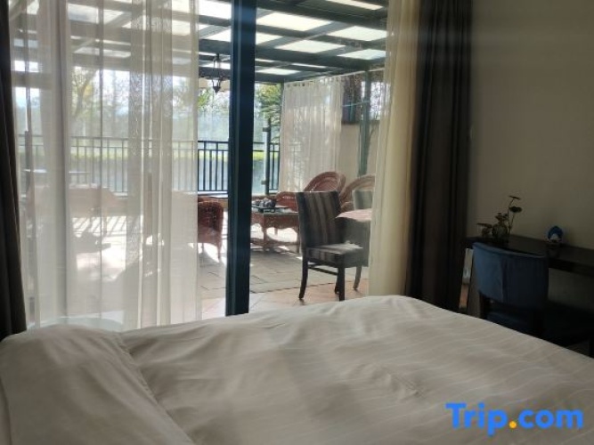 2 Bedrooms Suite with courtyard view