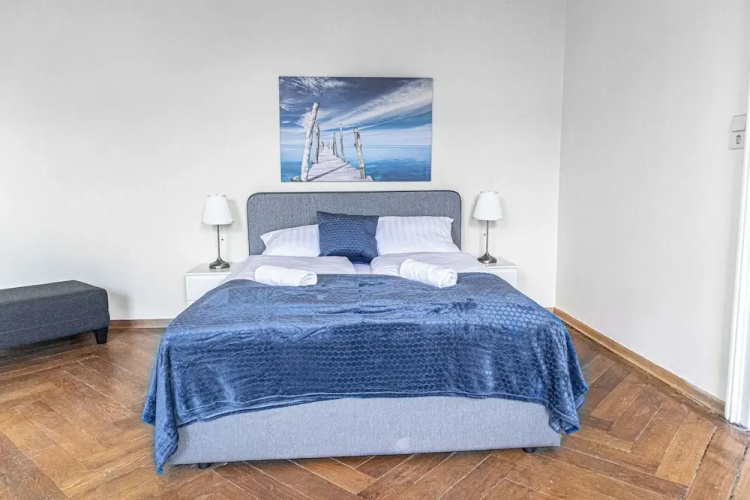 2BR Apartment Steps From AKH Center